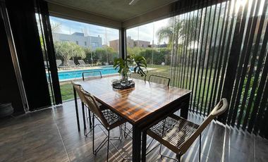 Hermosa casa con piscina sobre lote interno