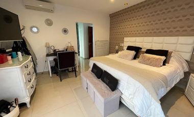 Hermosa casa con piscina sobre lote interno