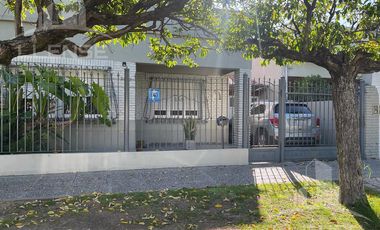 Casa 5 ambientes con jardín en venta - Quilmes Oeste