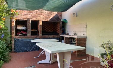 Casa 5 ambientes con jardín en venta - Quilmes Oeste