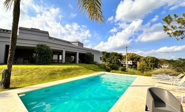 Casa categoría PREMIUM de 4 dormitorios en VENTA en country La Arboleda