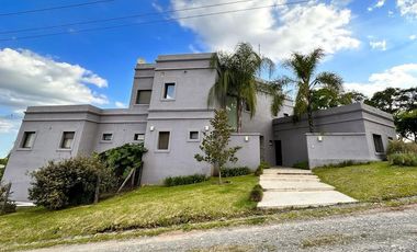 Casa categoría PREMIUM de 4 dormitorios en VENTA en country La Arboleda