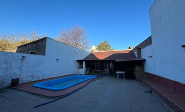 Casa PH de cinco ambientes con patio y pileta a la venta en Wilde