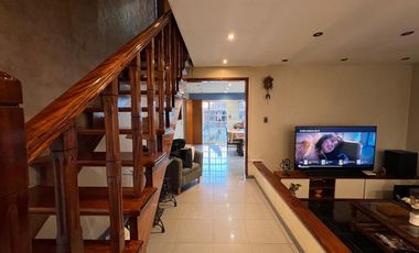 Casa PH de cinco ambientes con patio y pileta a la venta en Wilde