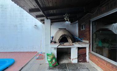 Casa PH de cinco ambientes con patio y pileta a la venta en Wilde