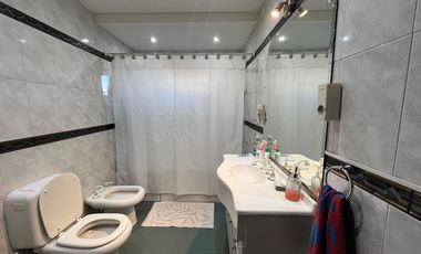 Casa PH de cinco ambientes con patio y pileta a la venta en Wilde