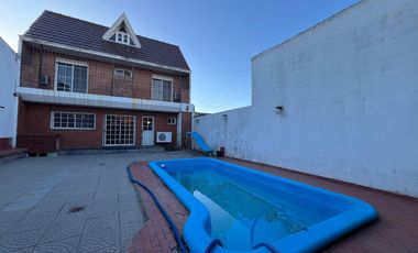 Casa PH de cinco ambientes con patio y pileta a la venta en Wilde