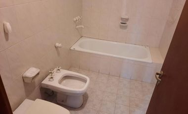 Departamento en semipiso de 3 dormitorios en alquiler- Área Centro Este