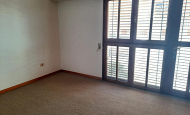 Departamento en semipiso de 3 dormitorios en alquiler- Área Centro Este