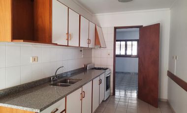 Departamento en semipiso de 3 dormitorios en alquiler- Área Centro Este