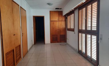 Departamento en semipiso de 3 dormitorios en alquiler- Área Centro Este