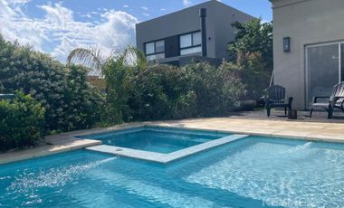 CASA-VENTA BARRIO CERRADO-PILAR DEL ESTE SANTA GUADALUPE