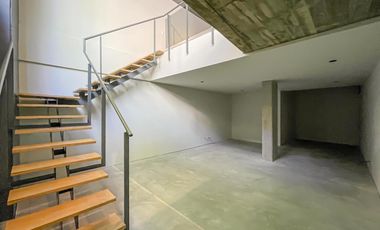 Oficina en planta baja en 2 nivels con baño y cocina, opcional cochera