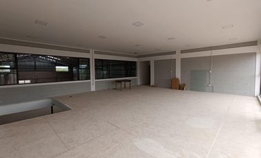 Excelente edificio  comercial con galpon a estrenar