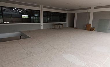 Excelente edificio  comercial con galpon a estrenar