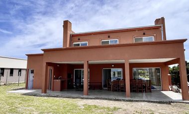VENTA DE CASA A LA LAGUNA - BARRIO SAN SEBASTIAN AREA 6