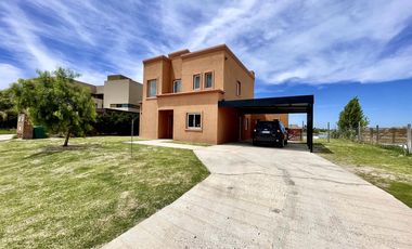 VENTA DE CASA A LA LAGUNA - BARRIO SAN SEBASTIAN AREA 6
