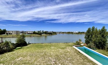 VENTA DE CASA A LA LAGUNA - BARRIO SAN SEBASTIAN AREA 6
