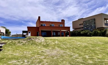 VENTA DE CASA A LA LAGUNA - BARRIO SAN SEBASTIAN AREA 6