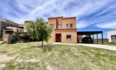 VENTA DE CASA A LA LAGUNA - BARRIO SAN SEBASTIAN AREA 6