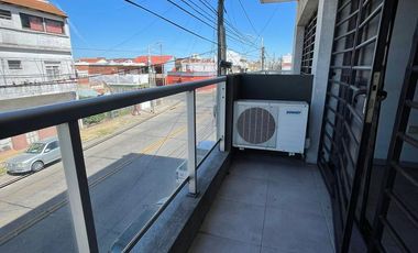 Departamento 4 ambientes con balcón al frente, lavadero y cochera - Wilde