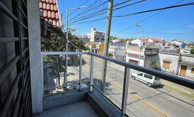 Departamento 4 ambientes con balcón al frente, lavadero y cochera - Wilde