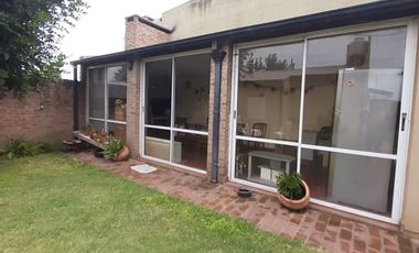 Casa en  Champagnat 2305