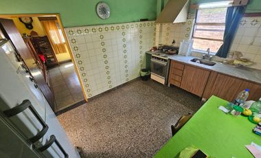 Casa 3 amb. Estilo Americana gran fondo libre