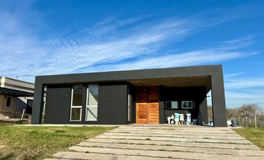 VENTA DE CASA EN SAN SEBASTIAN - AREA 2 GOLF - 4 AMBIENTES