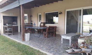 Casa en venta al lago en El Naudir