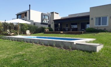 Casa en venta al lago en El Naudir