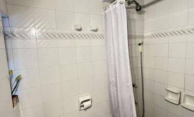 Venta casa 4 ambientes con local, cochera, quincho con parrilla y terraza en Wilde
