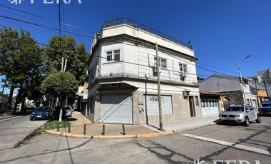 Venta casa 4 ambientes con local, cochera, quincho con parrilla y terraza en Wilde