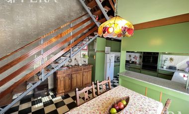 Venta casa 4 ambientes con local, cochera, quincho con parrilla y terraza en Wilde