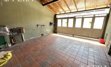Venta casa 4 ambientes con local, cochera, quincho con parrilla y terraza en Wilde