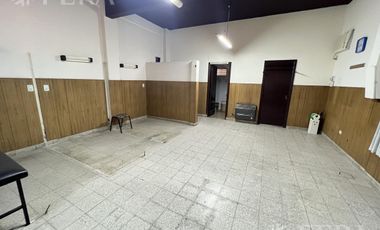 Venta casa 4 ambientes con local, cochera, quincho con parrilla y terraza en Wilde