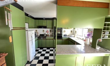 Venta casa 4 ambientes con local, cochera, quincho con parrilla y terraza en Wilde