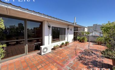 Venta casa 4 ambientes con local, cochera, quincho con parrilla y terraza en Wilde