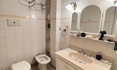 Venta casa 4 ambientes con local, cochera, quincho con parrilla y terraza en Wilde