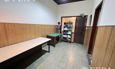 Venta casa 4 ambientes con local, cochera, quincho con parrilla y terraza en Wilde