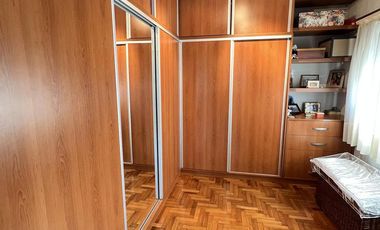 Venta casa 4 ambientes con local, cochera, quincho con parrilla y terraza en Wilde