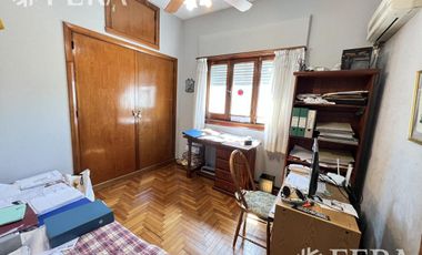 Venta casa 4 ambientes con local, cochera, quincho con parrilla y terraza en Wilde
