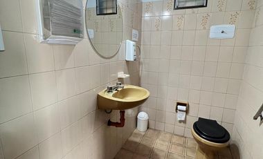 Venta casa 4 ambientes con local, cochera, quincho con parrilla y terraza en Wilde