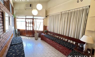 Venta casa 4 ambientes con local, cochera, quincho con parrilla y terraza en Wilde