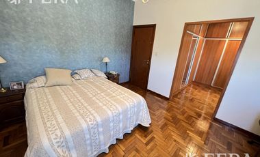 Venta casa 4 ambientes con local, cochera, quincho con parrilla y terraza en Wilde
