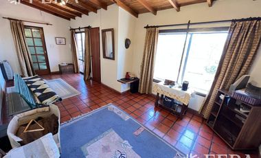 Venta casa 4 ambientes con local, cochera, quincho con parrilla y terraza en Wilde