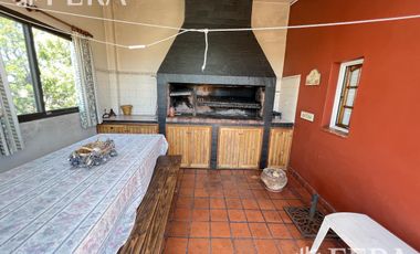 Venta casa 4 ambientes con local, cochera, quincho con parrilla y terraza en Wilde