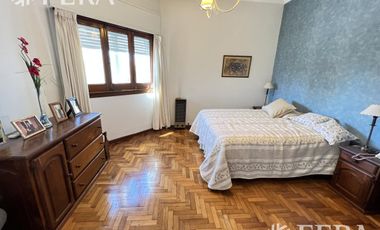 Venta casa 4 ambientes con local, cochera, quincho con parrilla y terraza en Wilde