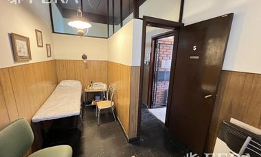 Venta casa 4 ambientes con local, cochera, quincho con parrilla y terraza en Wilde