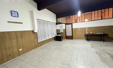 Venta casa 4 ambientes con local, cochera, quincho con parrilla y terraza en Wilde